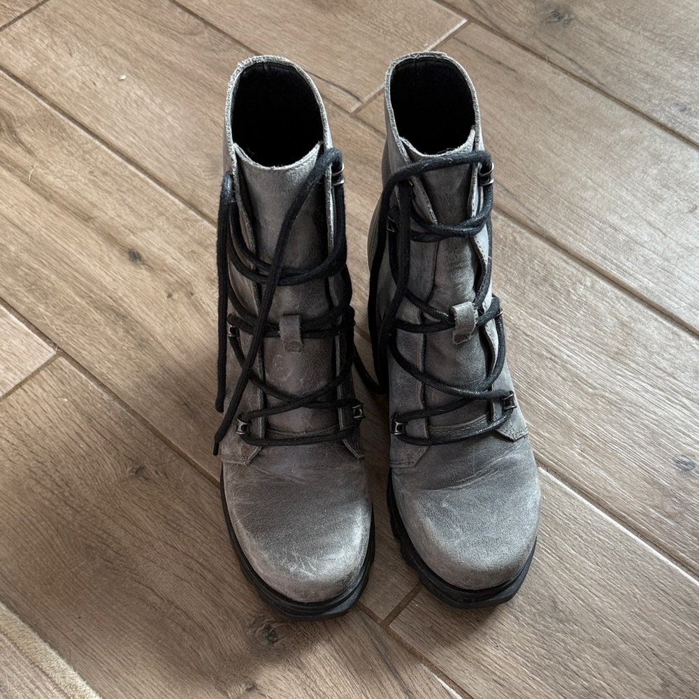 Sorel Joan of Arctic Wedge III Lace Up Boots size 7.5